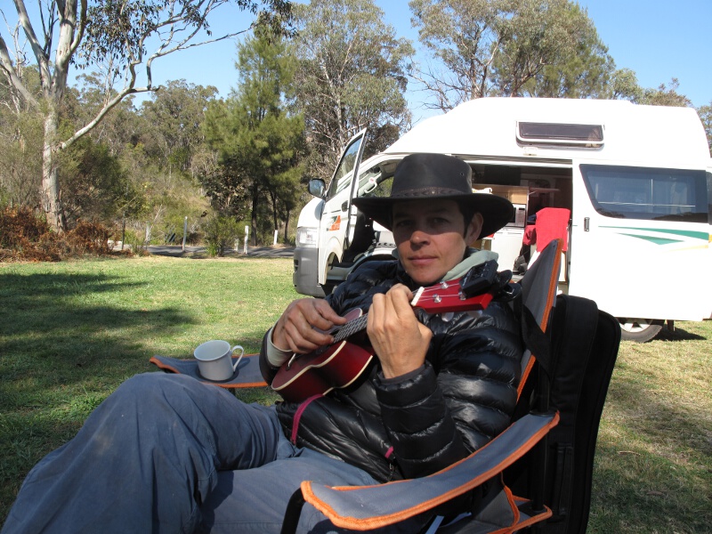 Alte Ukulele, neuer Hut